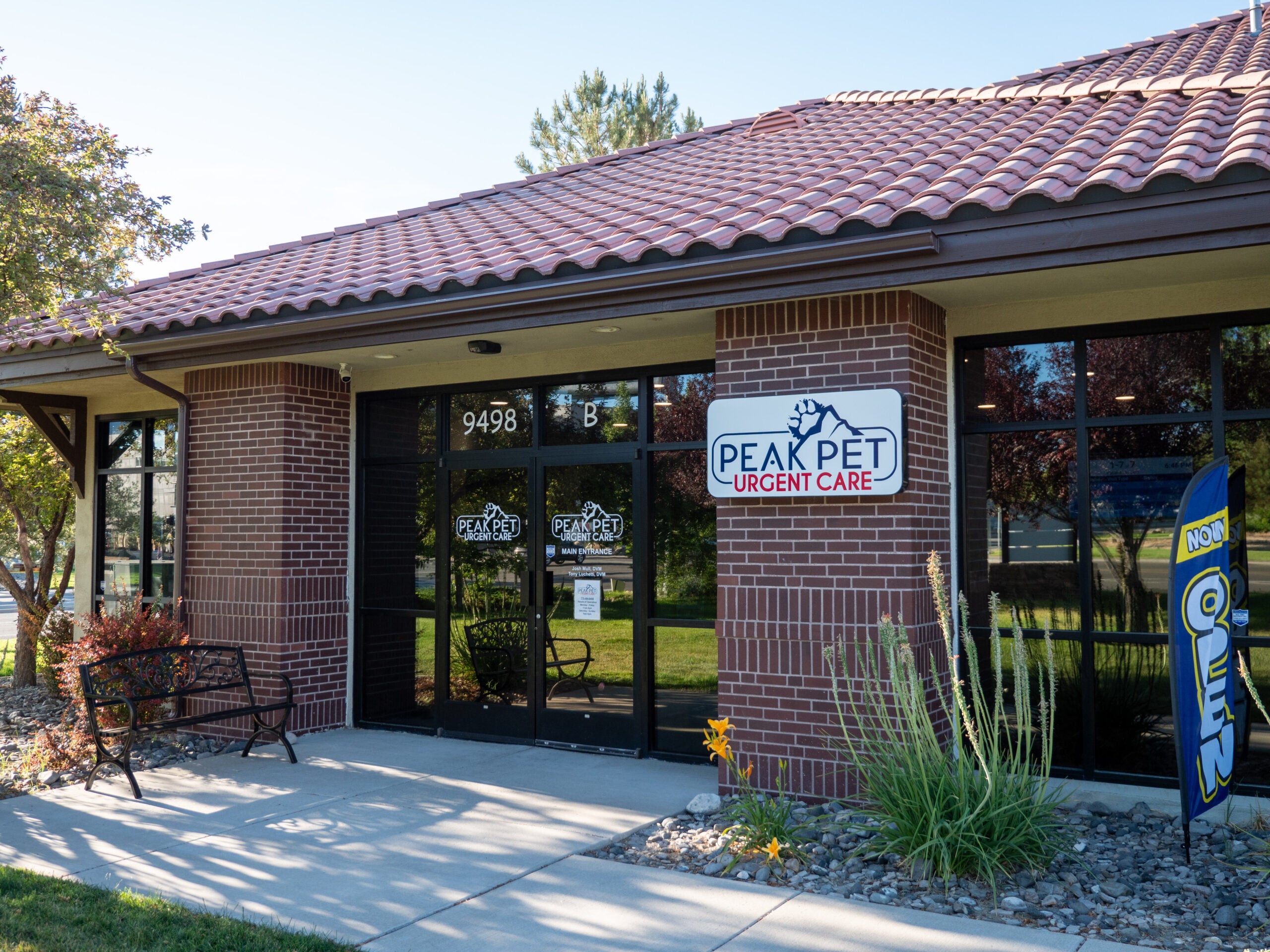 Single-story building with covered entry, Peak Pet sign
